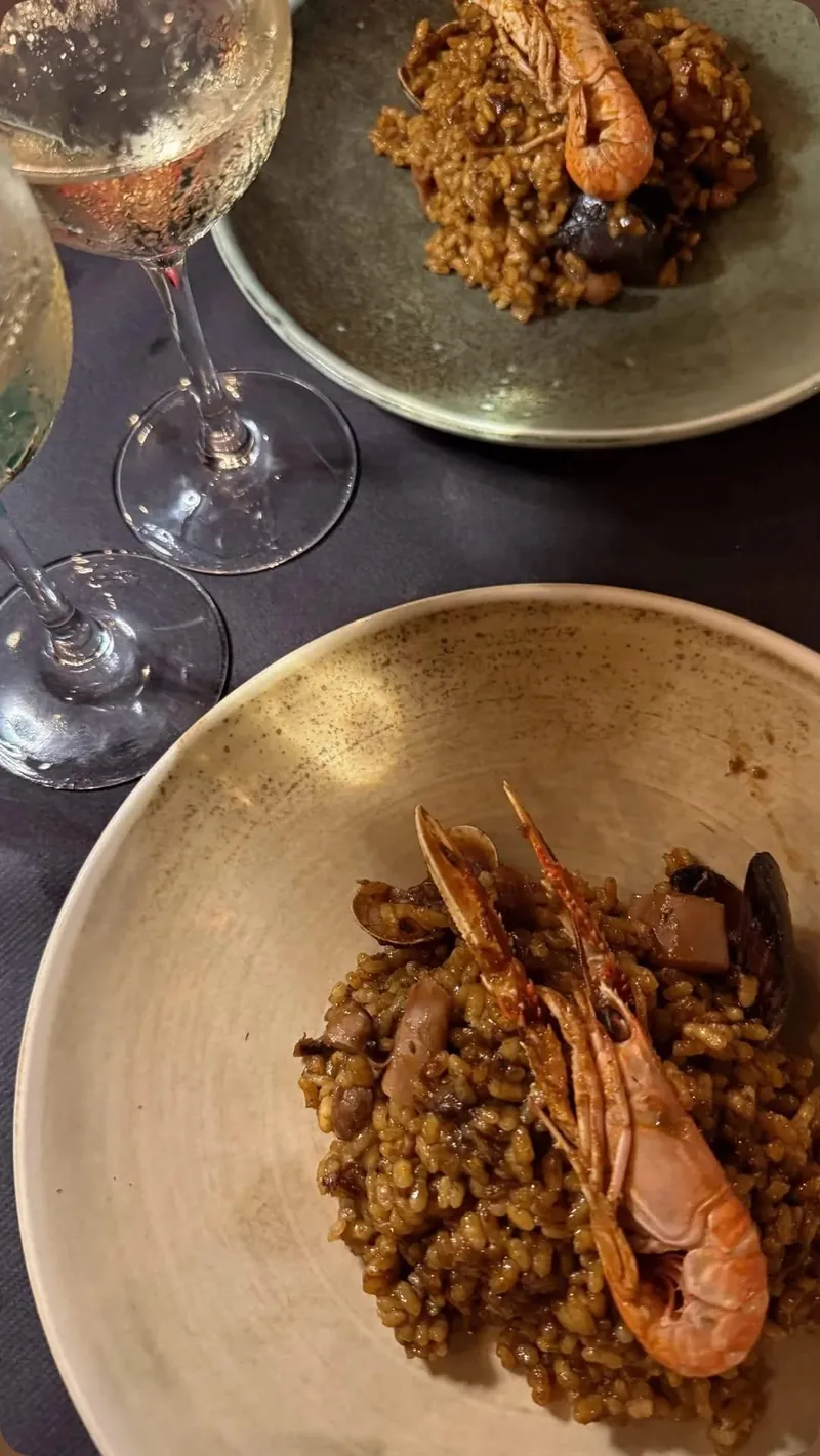 Arroz meloso servido en cazuela