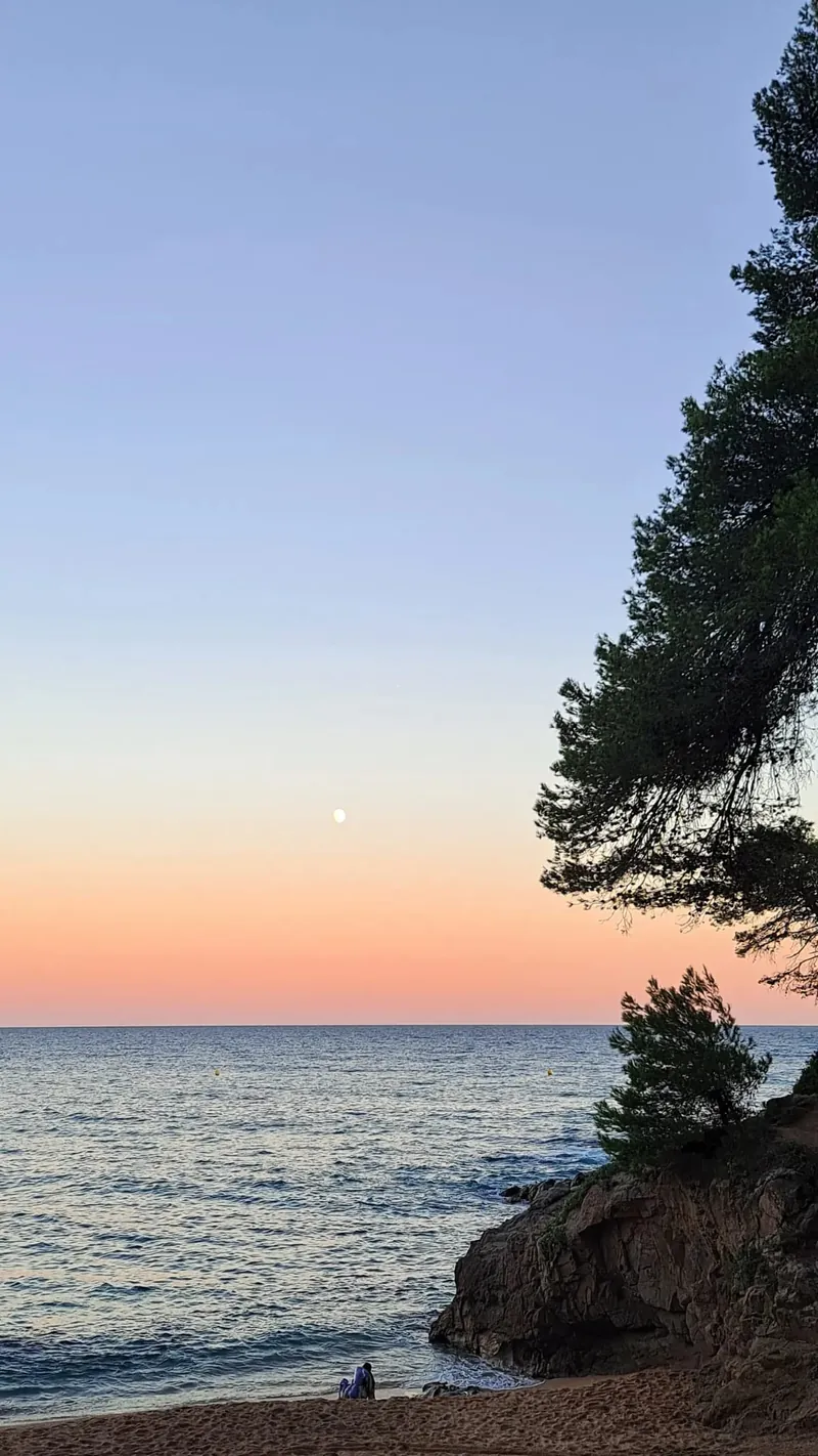 Atardecer sobre el mar en la Costa Brava