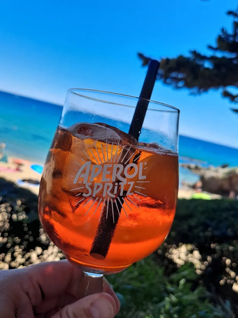 Bebida fría en la terraza junto a la playa