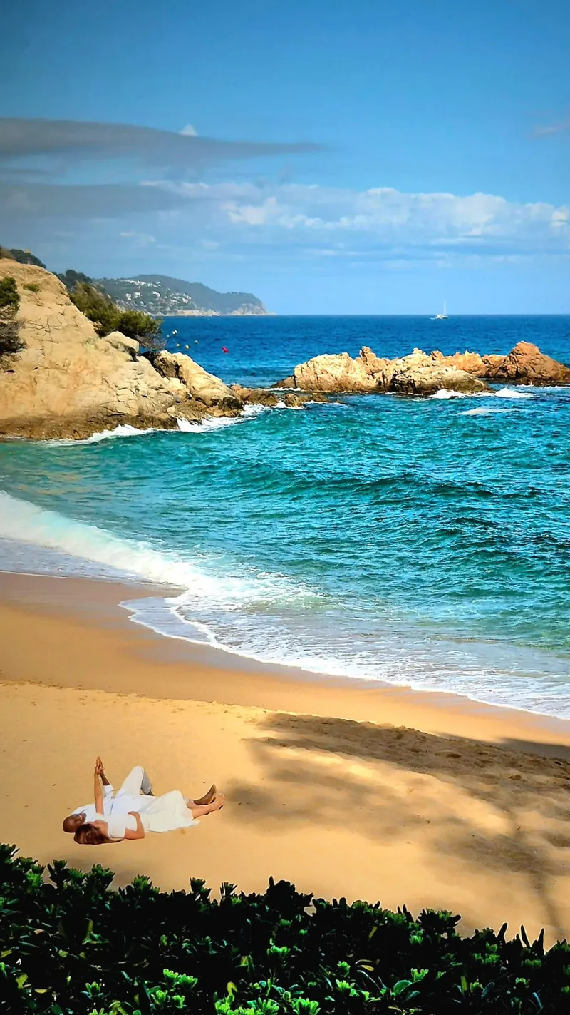 Vista de la cala de Treumal con playa de arena fina y agua cristalina