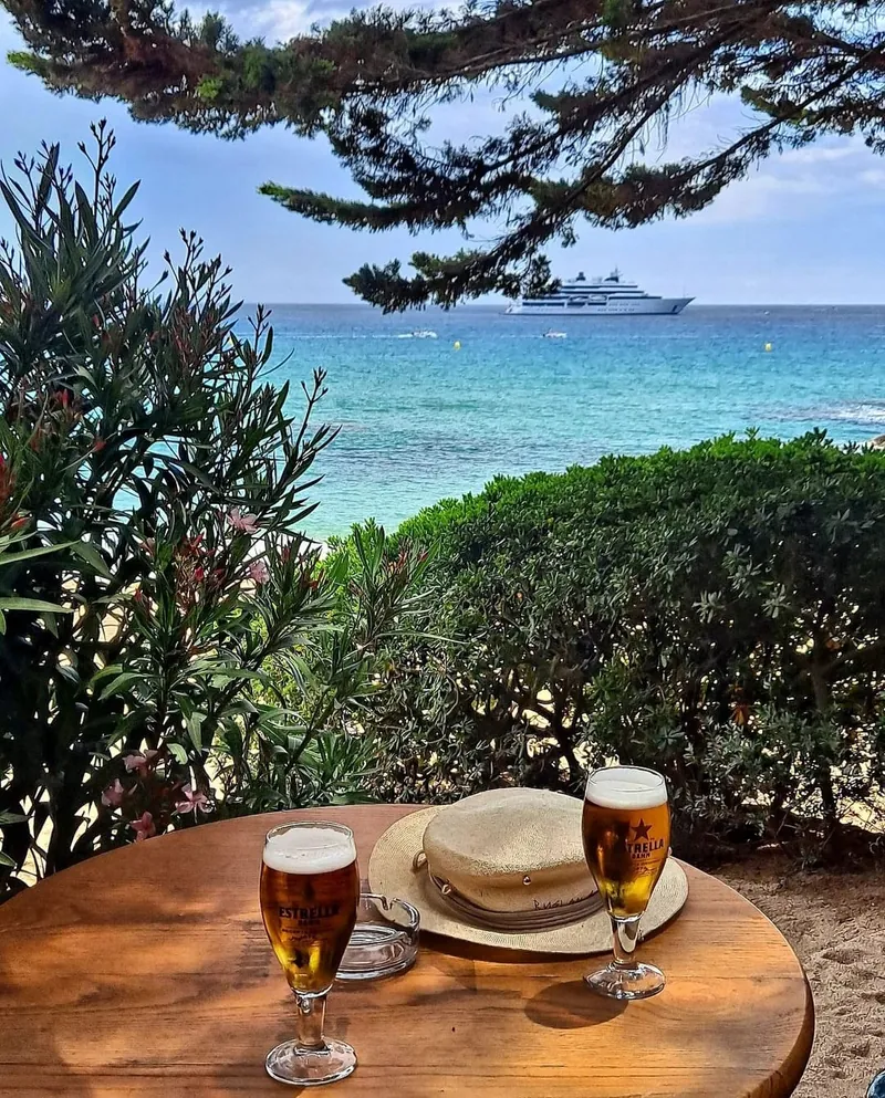 Dos cañas en la terraza con el mar Mediterráneo de fondo
