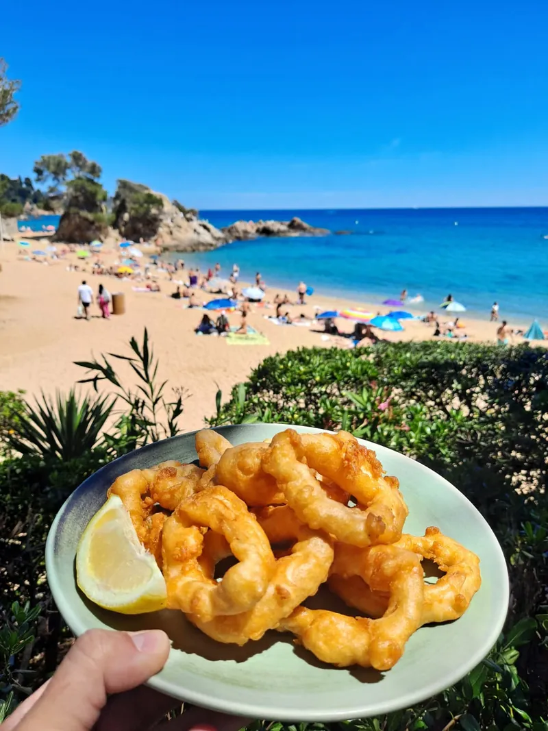Fritura de pescado con vistas al mar en el chiringuito