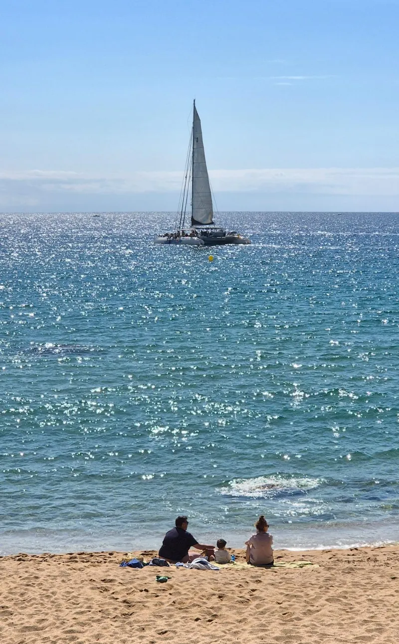 Velero navegando frente a Cala Treumal